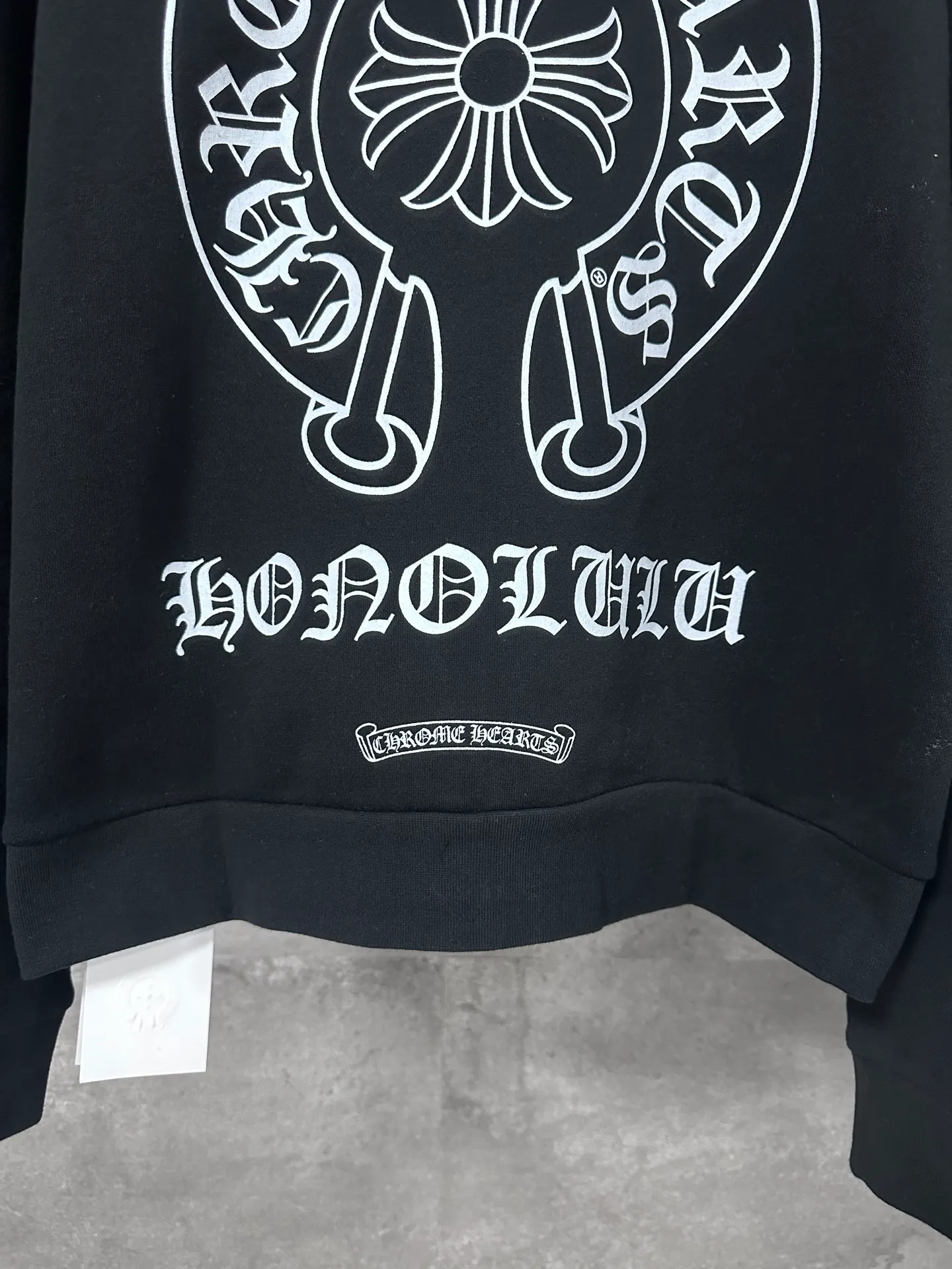 P350 💰 Chrome Hearte/Chrome Heart Sanskrit letter rattan flower cross horseshoe hooded zipper sweatshirt jacket 25SS New York City limited zipper hooded sweatshirt The fabric is made of 420g thin velvet coarse fish scale fabric. The printing is based on the original version with hand glue printing. The finished product is brushed and washed to shape. It feels very good. Real antique silver chain head (focus: zipper puller is sprayed with silver to make it old) size: S M L